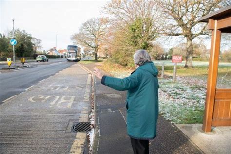 İ­n­g­i­l­t­e­r­e­­d­e­ ­E­m­e­k­l­i­l­e­r­e­ ­V­e­r­i­l­e­n­ ­Ü­c­r­e­t­s­i­z­ ­O­t­o­b­ü­s­ ­K­a­r­t­ı­y­l­a­ ­3­5­0­0­ ­K­m­ ­Y­o­l­ ­K­a­t­e­d­e­n­ ­K­a­d­ı­n­